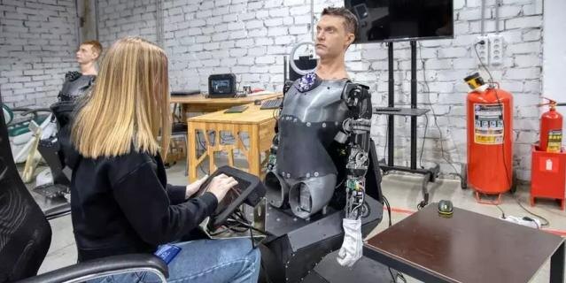    Робота Алекса подключают к электронике.предоставлено компанией "Промобот".