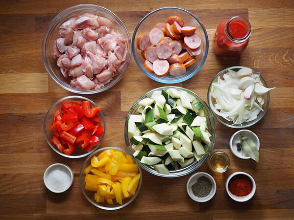 Овощное рагу с мясом и кабачками, приготовленное в глубокой сковороде или сотейнике — по-настоящему летнее блюдо. Я люблю это сказочное сочетание кабачков, перца и помидоров.-2