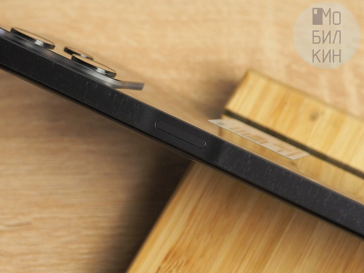 Справа: клавиша питания со встроенным сканером отпечатков