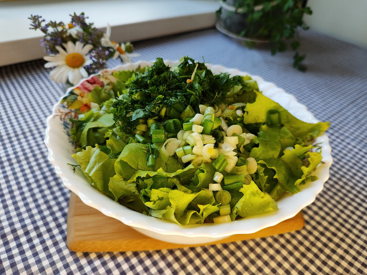 Сырная закуска на листьях салата – кулинарный рецепт