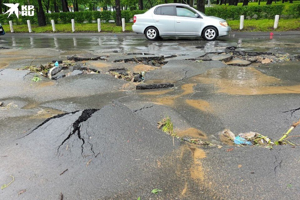 Асфальт смыло дождем. Ливень во Владивостоке. Владивосток наводнение. Владивосток дожди наводнение. Владивосток дорога.