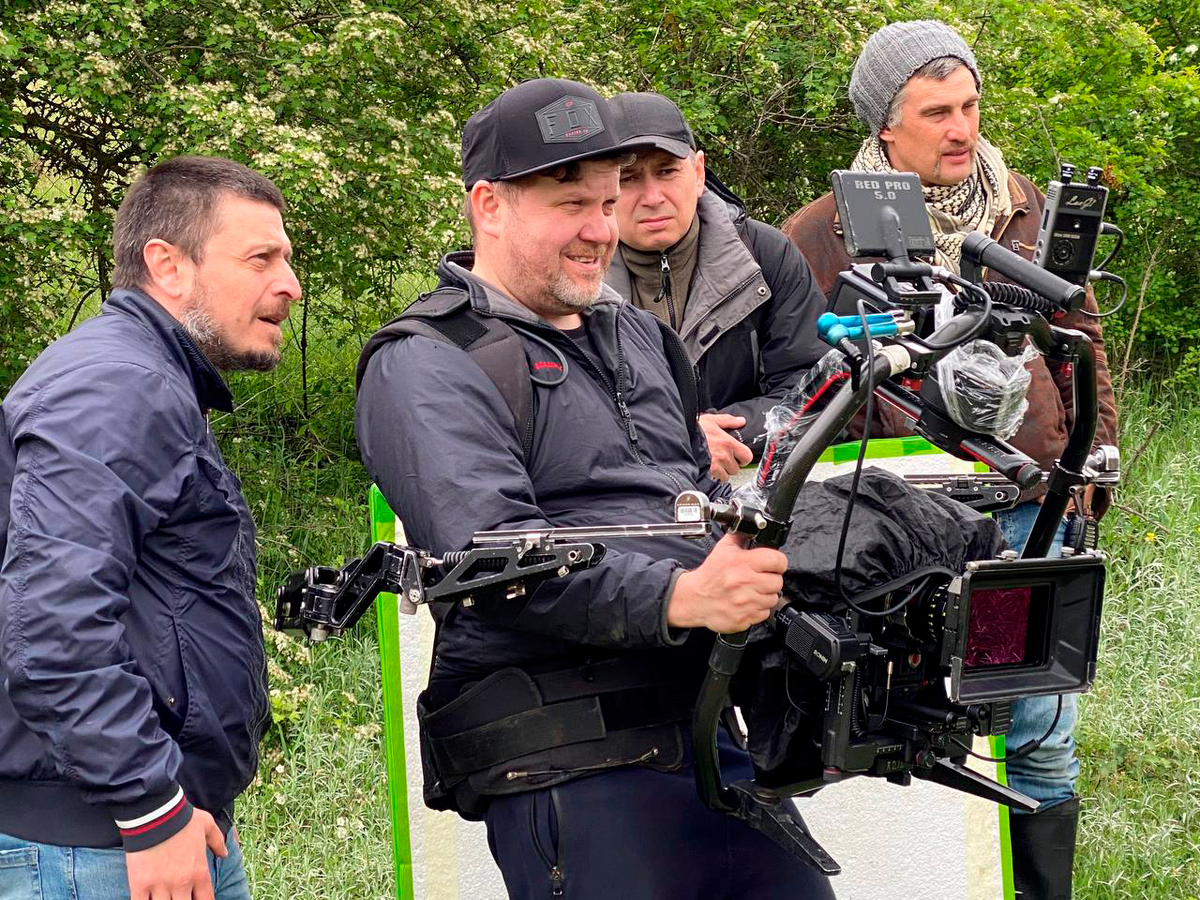 Режиссер Рашид Юсупов (слева) и оператор Виталий Махиянов (в центре) на съемках фильма «Снова в горы»  Фото: архив кинокомпании «Джи-медиа» 
