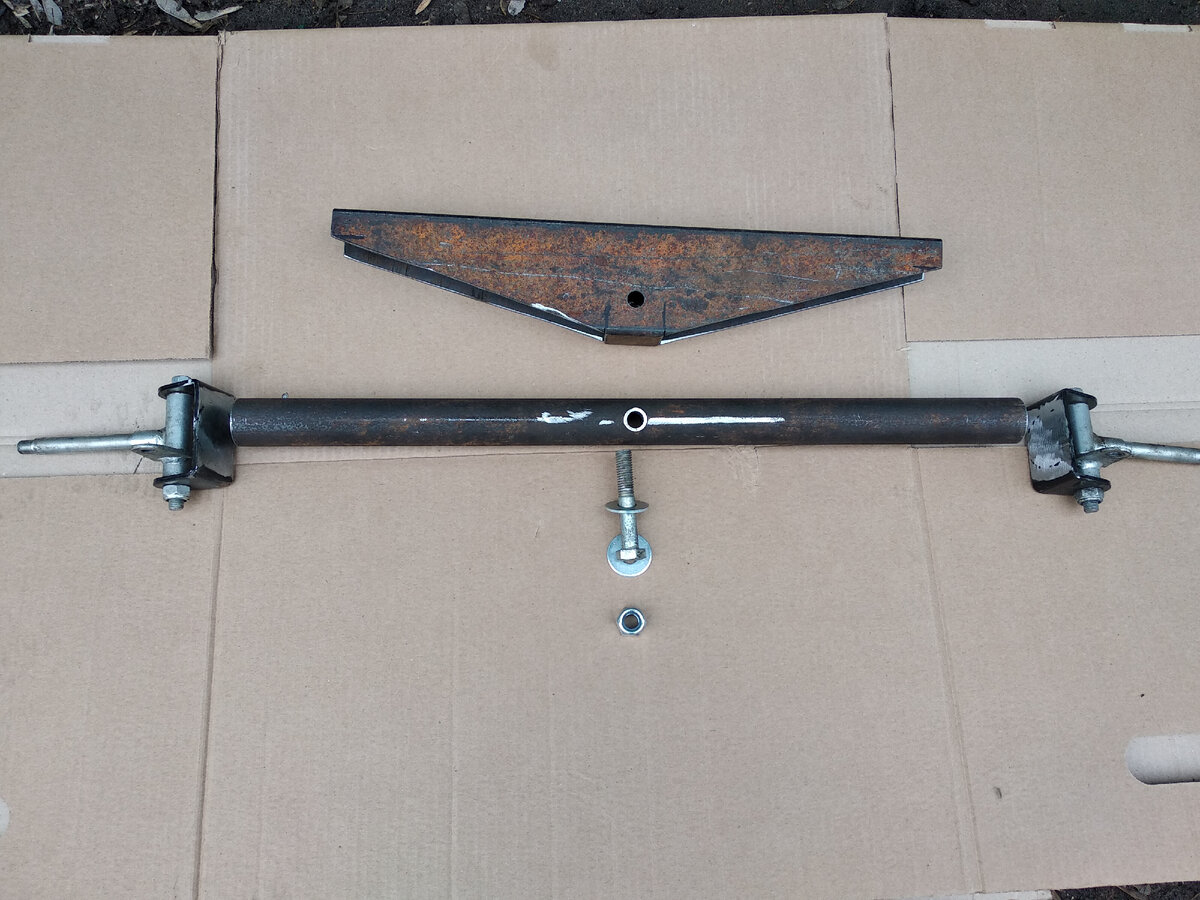 Спереди решил сделать маятниковую подвеску.Центральная ось обеспечила качение влево и право. Поворотные кулаки были заимстаованы от ненужной раммы детского электроквадрацикла,но можно было и самому сделать. Они простые.