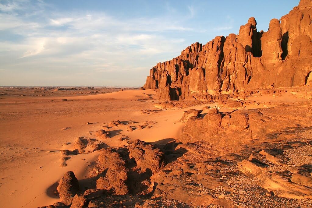 Бикку битти гора. Нагорье тибести полезные ископаемые. Нагорье тассилин-адджер. Нагорье тибести. Плато ахаггар.