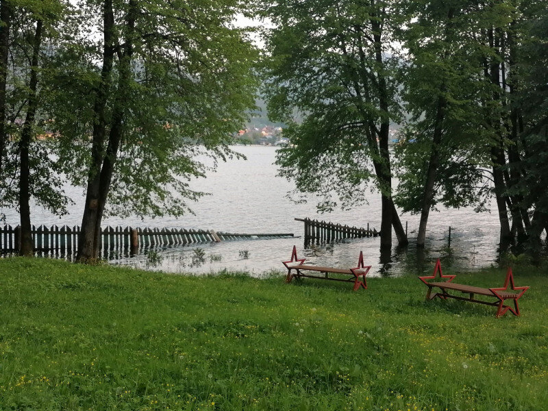 Видны только верхушки деревьев и крыши домов. Как сейчас выглядят ...