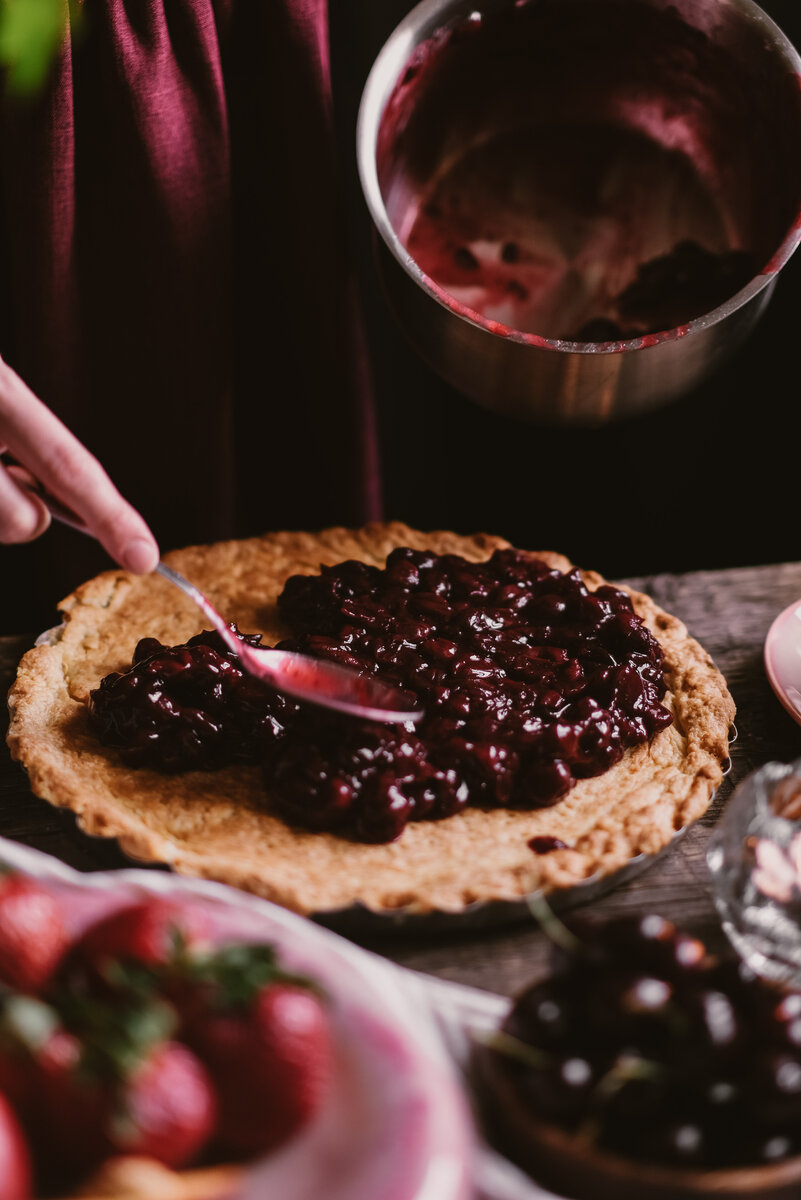 На фото серия "Рассвет над Имладрис" Мастерской дизайнерской посуды "VELES"