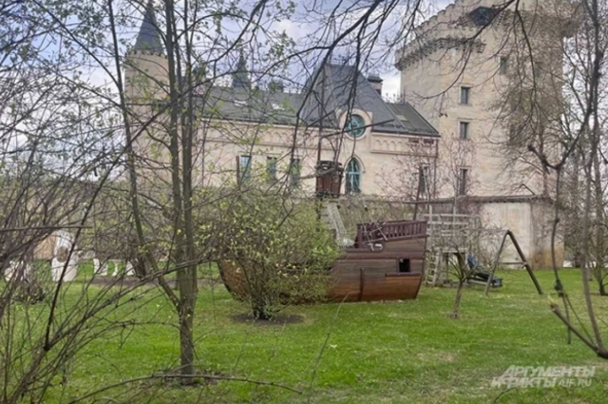    Mash: на замок Пугачевой и Галкина наложен арест из-за проблем с налогами