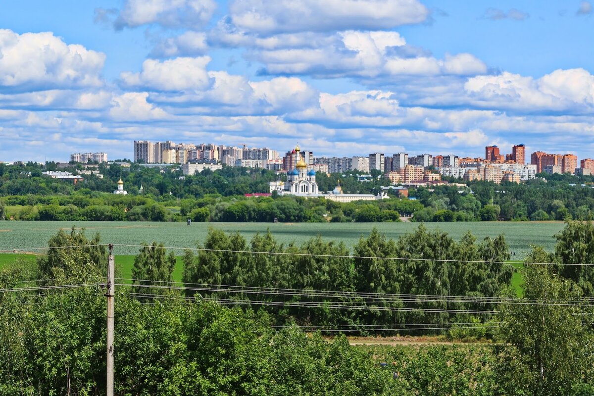 По пути в село Остров. На противоположном берегу хорошо различим Николо-Угрешский монастырь. Июнь 2023 года.