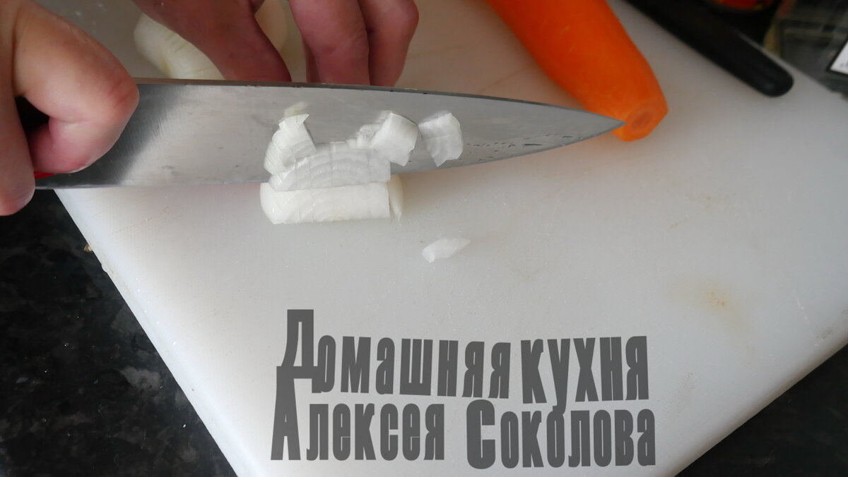 Лук и морковь порезать.