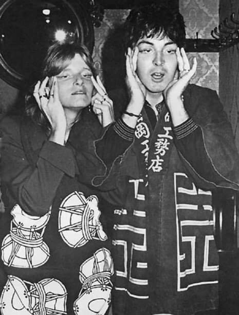 Линда и Пол пытаются выглядеть, как китайцы (возможно, как японцы, но тут не разберёшь)