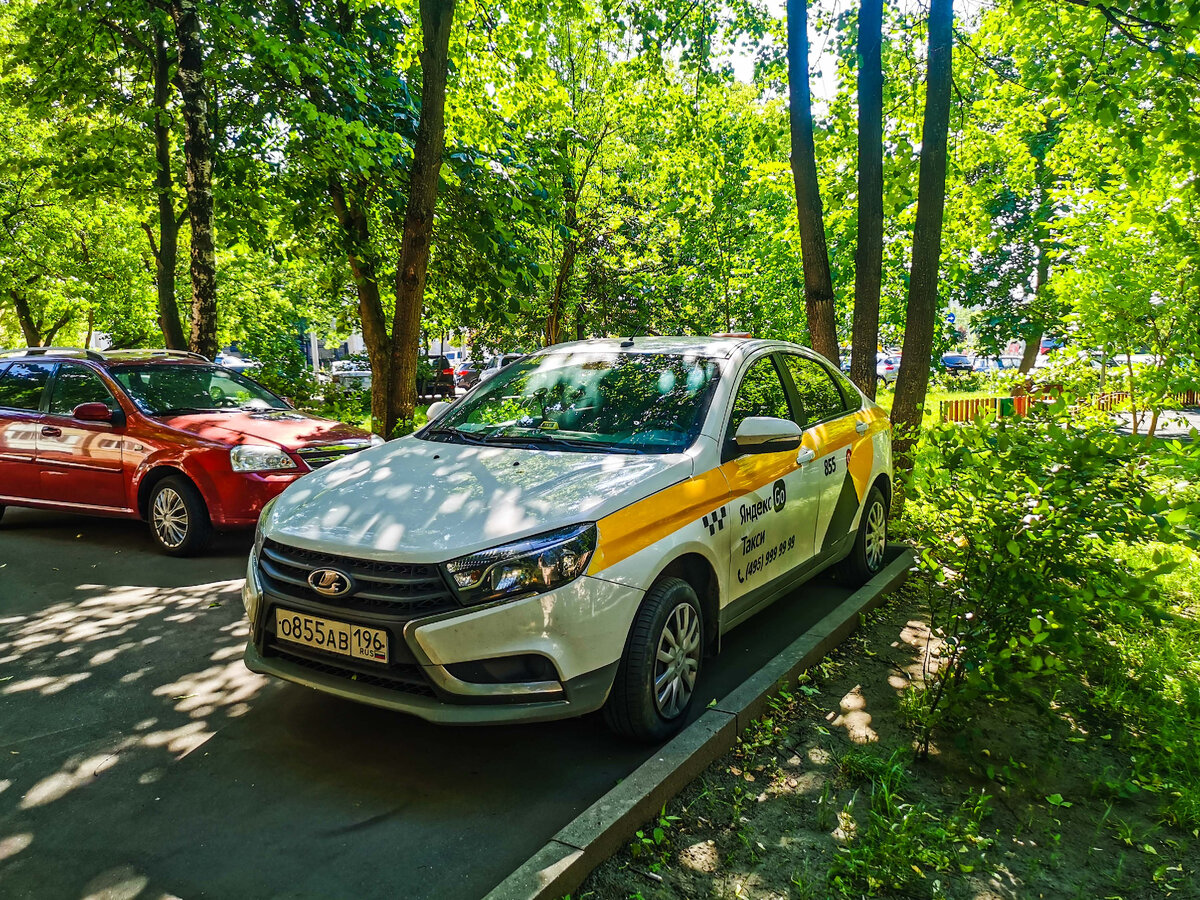 11000 шагов. Автомобиль такси Lada Vesta. 