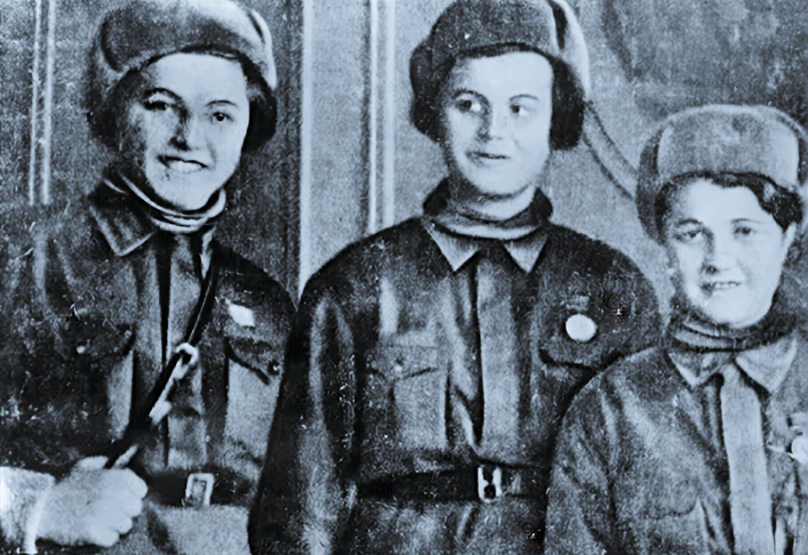 "Атаманша" (слева) и её боевые подруги в Кремле, 1942 г.