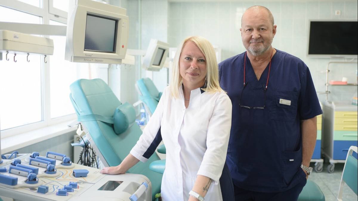    Старшая сестра отделения переливания и гравитационной хирургии крови РДКБ Светлана Козлова и заведующий отделением переливания и гравитационной хирургии крови РДКБ Михаил Захаров встречают доноров столицы для сдачи крови и ее компонентов нуждающимся в ней пациентам / Фото: Пелагия Замятина / Вечерняя Москва