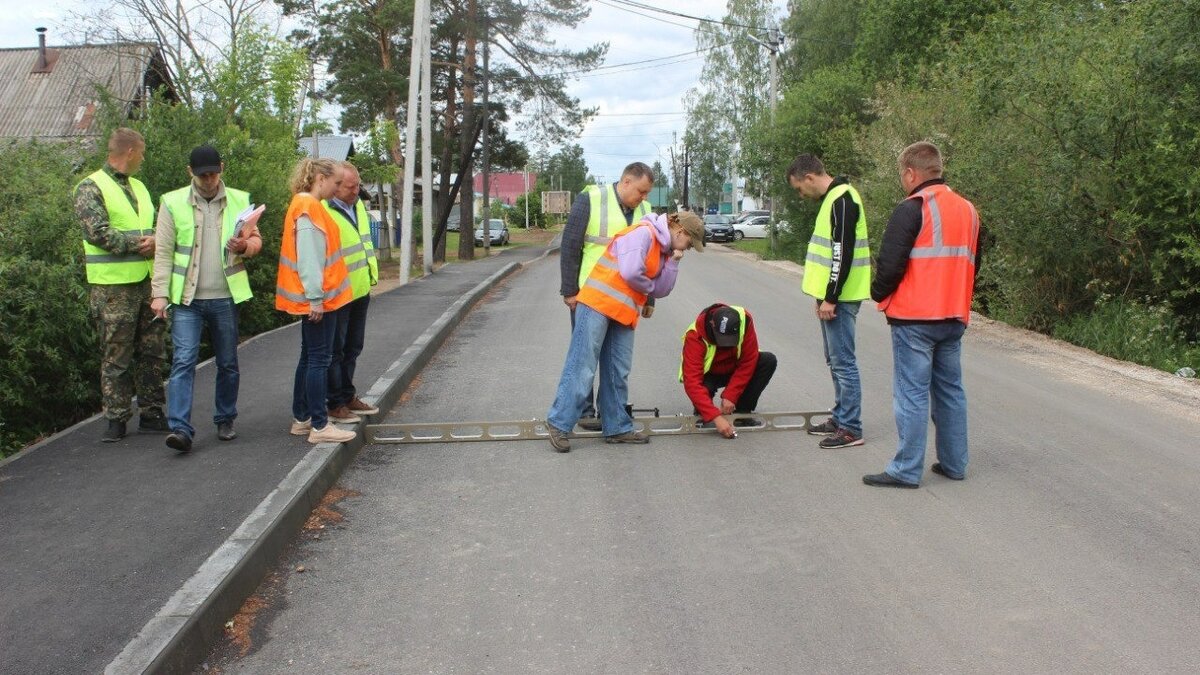     В селе Нылга и поселка Ува идет ремонт дорог, его ход и качество проверила рабочая комиссия.