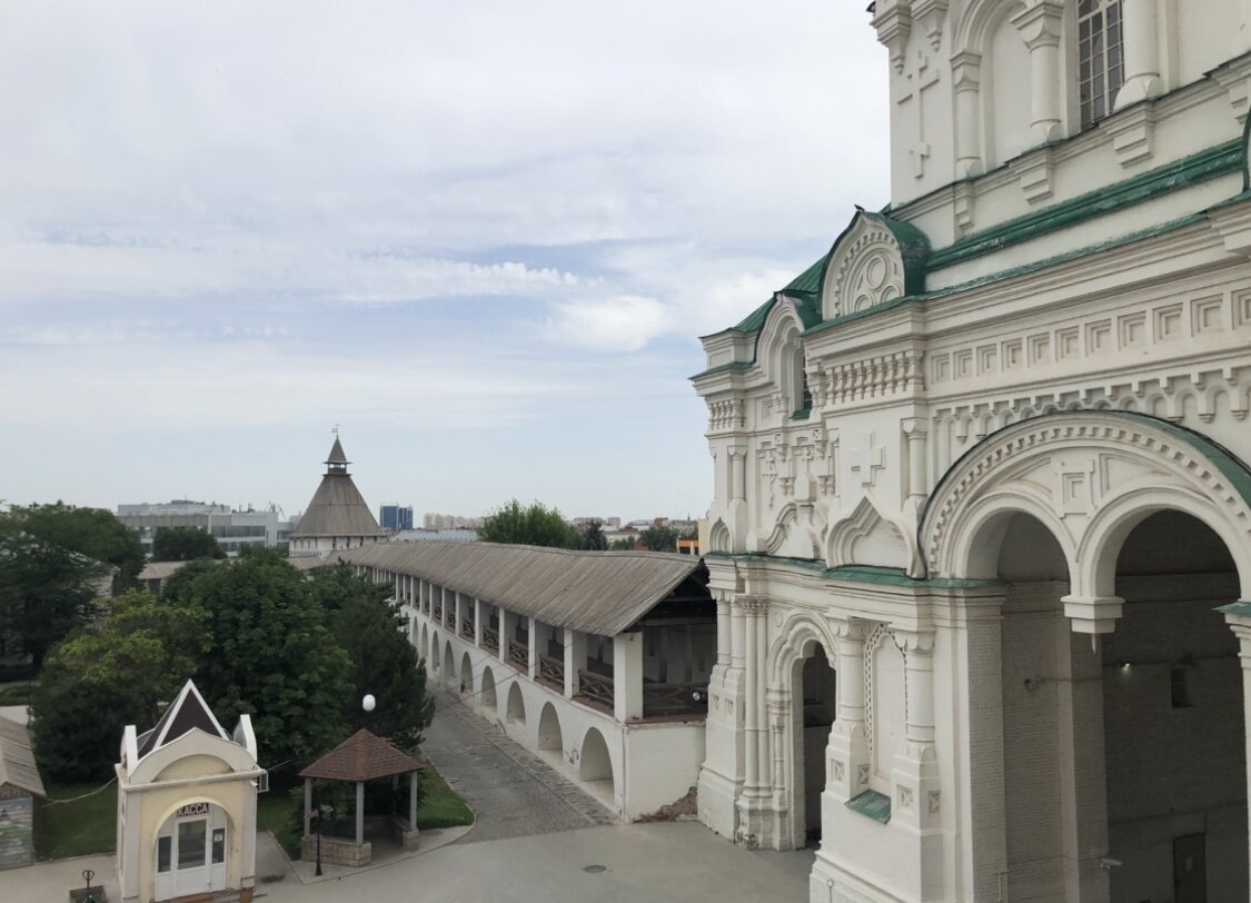 Маленький домик слева на фото - касса, где мы покупали билеты на выставки. Фото автора