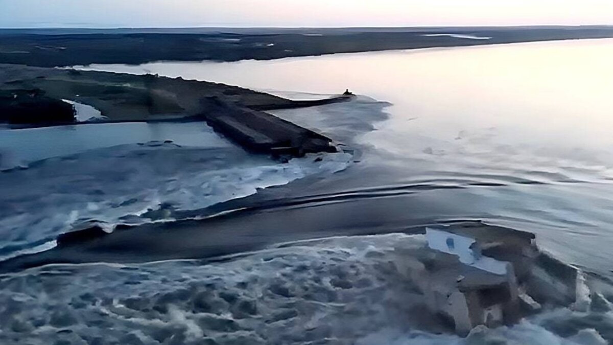     Вода после катастрофы с разрушением Каховской ГЭС может опуститься до обычных отметок к 20 июня.