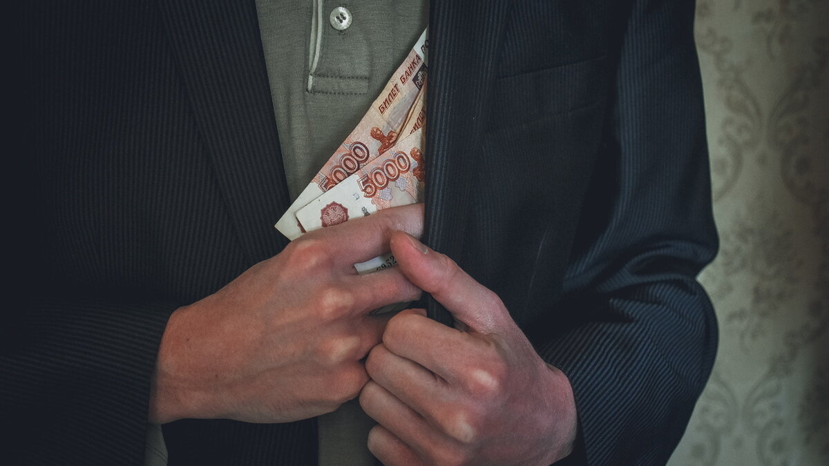     Сотрудница коммерческой организации перевела деньги представителю госучреждения за право проезда тяжелой техники, сообщает Следственное управление СКР по Ставрополью.