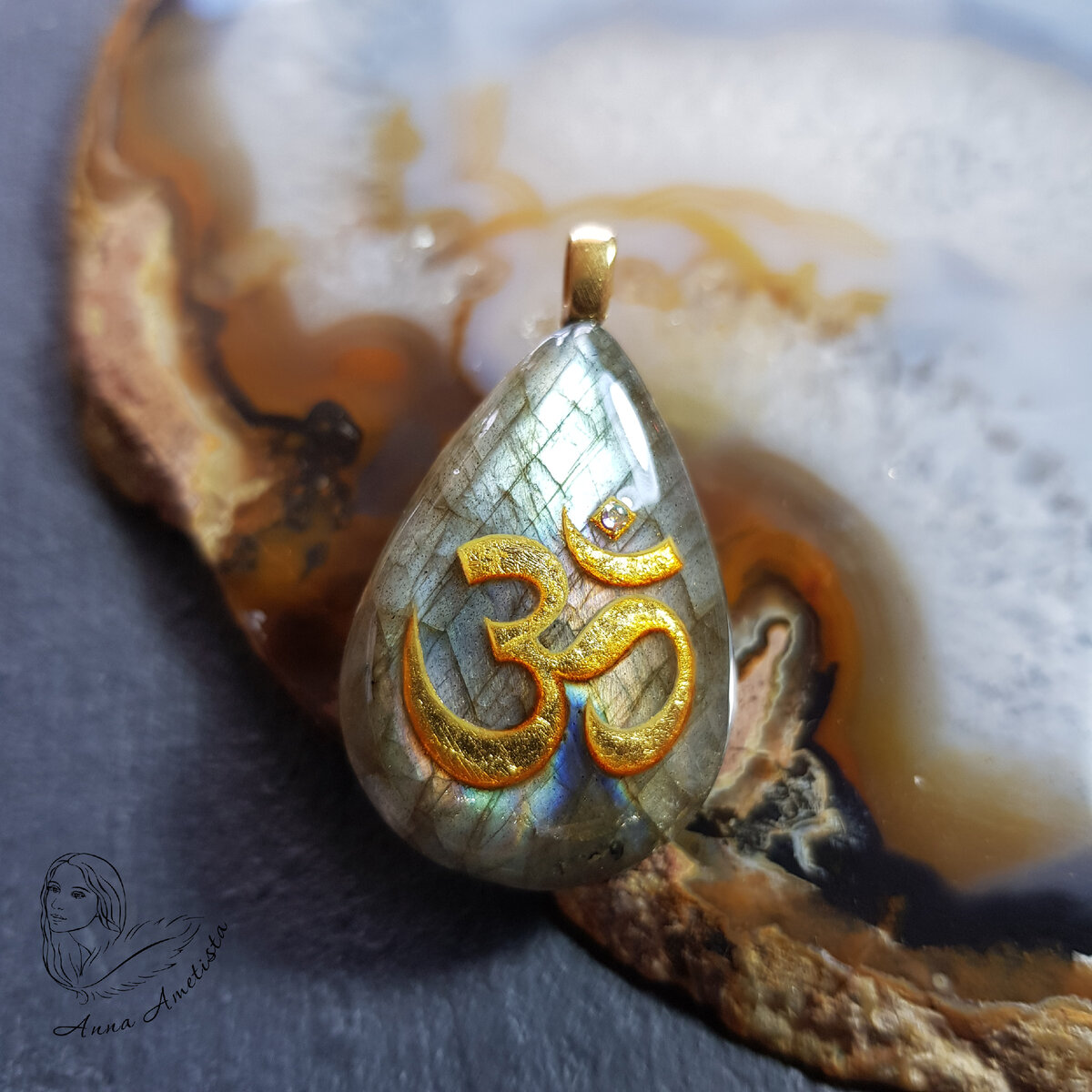 Кулон "Золотой Ом" на лабрадорите. Художник Анна Аметиста