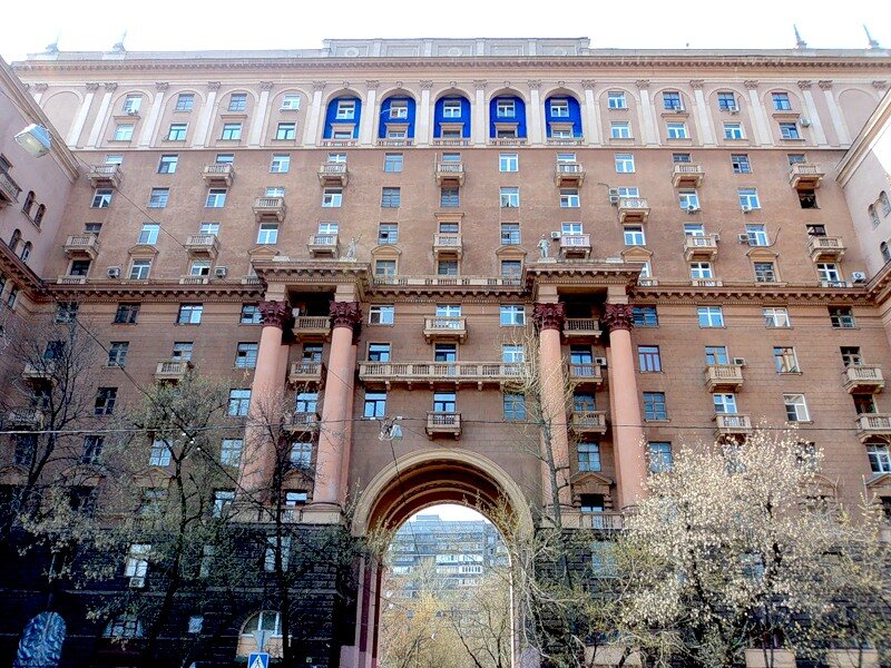   /URL:https://s30988231487.mirtesen.ru/blog/43100112557/Plyusyi-i-minusyi-stalinskih-domov