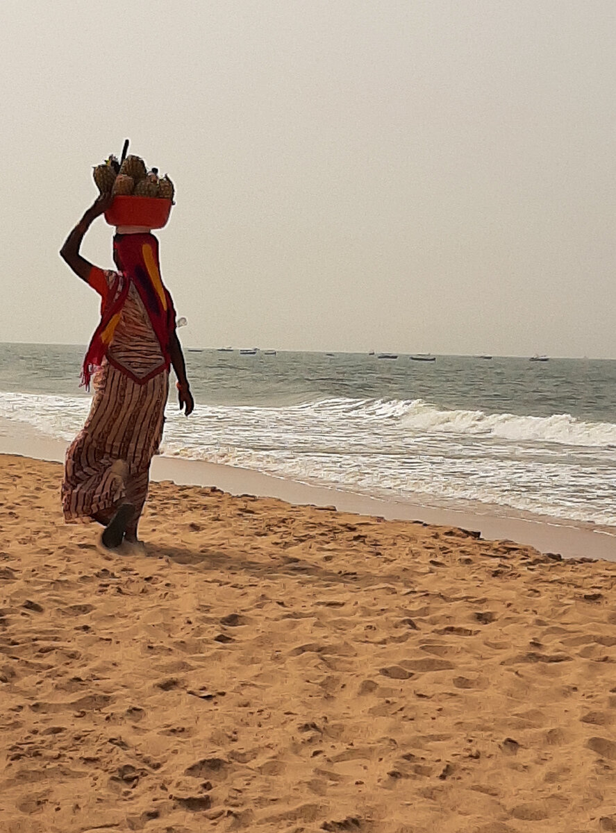 В тазике ананасы, хотелось потихоньку слямзить сзади. Почищенный ананас стоил 100 рупий, я не рисковала.
