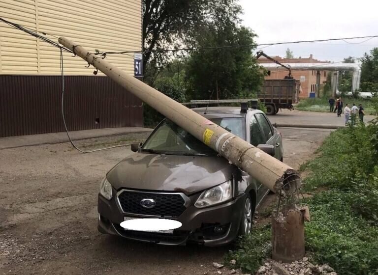    В Оренбурге столб упал на припаркованный автомобиль Кристина Просвиркина