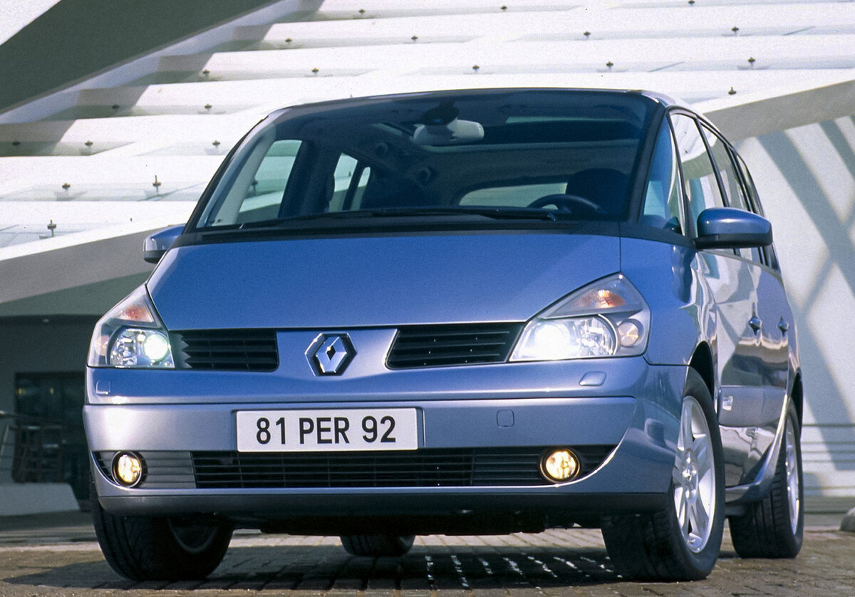    ### Renault Espace На американском рынке по сей день предлагаются атлетичные минивэны. Например не лыком шитый Chrysler Pacific, оснащённый 3,6-литровым V6 (291 л.с.). С французскими однообъемниками ситуация немного другая. Обычно они всяко поскромнее. Но не всегда! Например, прошлое, четвертое по счёту поколение «Эспаса» комплектовалось «шестёркой» объёмом 3,5 литра.   
Renault