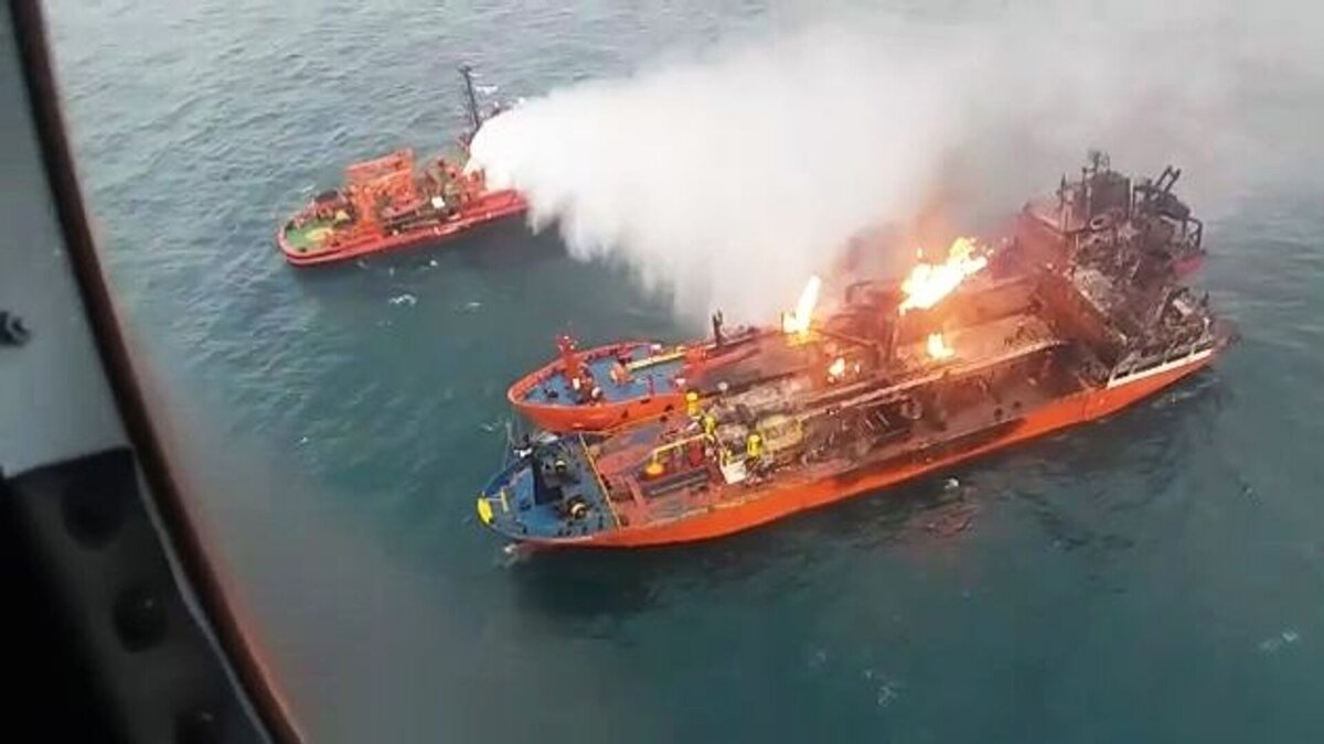     Сухогруз следует под иностранным флагом. На его борту — 24 человека, двое из них пострадали в результате пожара, сообщили в региональном управлении МЧС России.