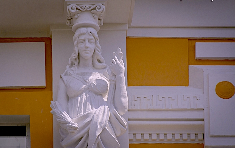 кариатида туроператор. парфенон и эрехтейон. искусство древней греции кариатиды. портик кариатид реконструкция.