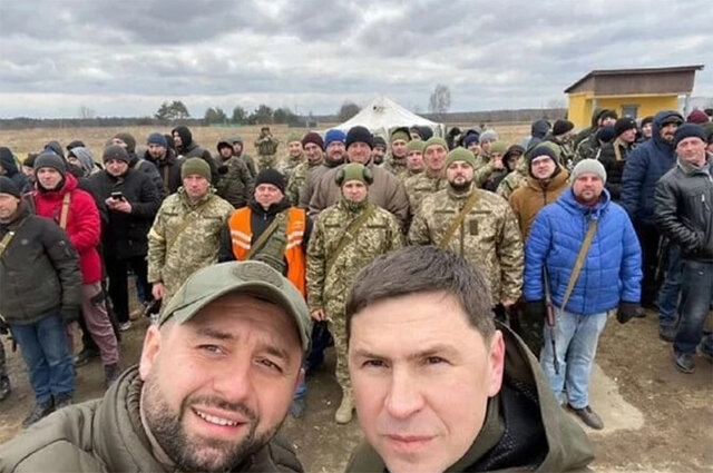    Михаил Подоляк за неделю до уничтожения базы иностранных наемников на Яворовском полигоне выставил фото с их присутствием на этом военном объекте.
