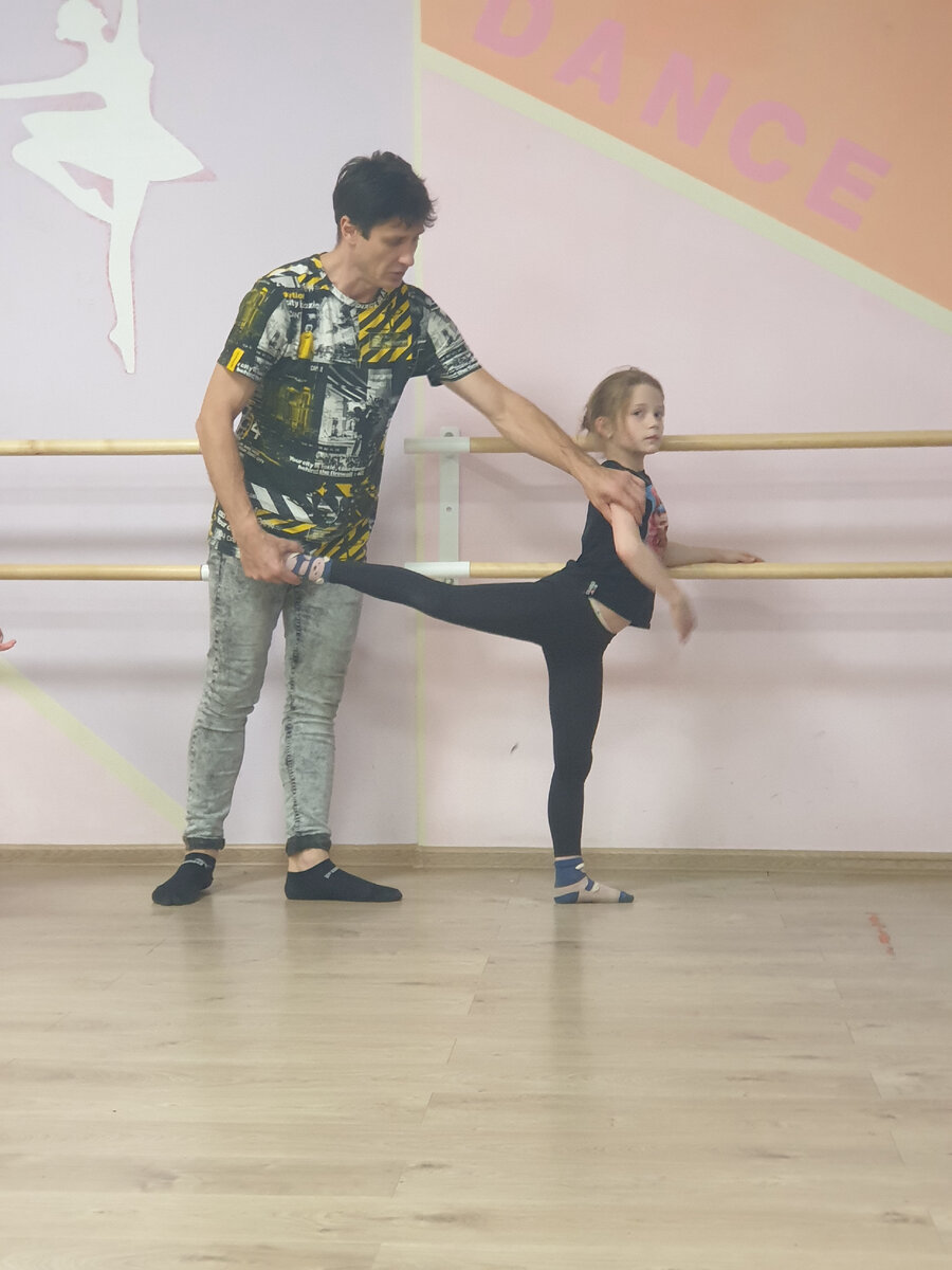 Хореограф Алексей Железняков выравнивает программу Алины Лахиной, на базе школы танцев Dance Way.