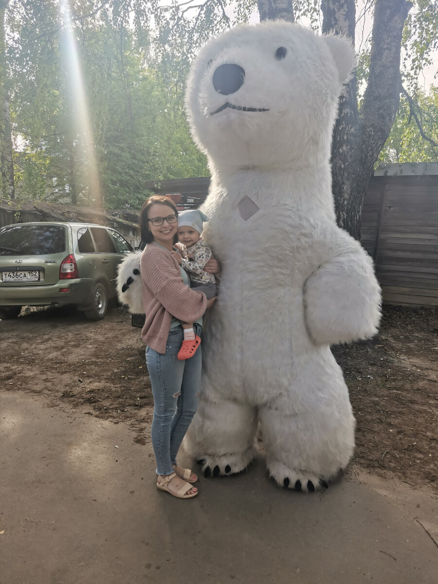 Настя немного напугалась Мишу и боялась его гладить)))