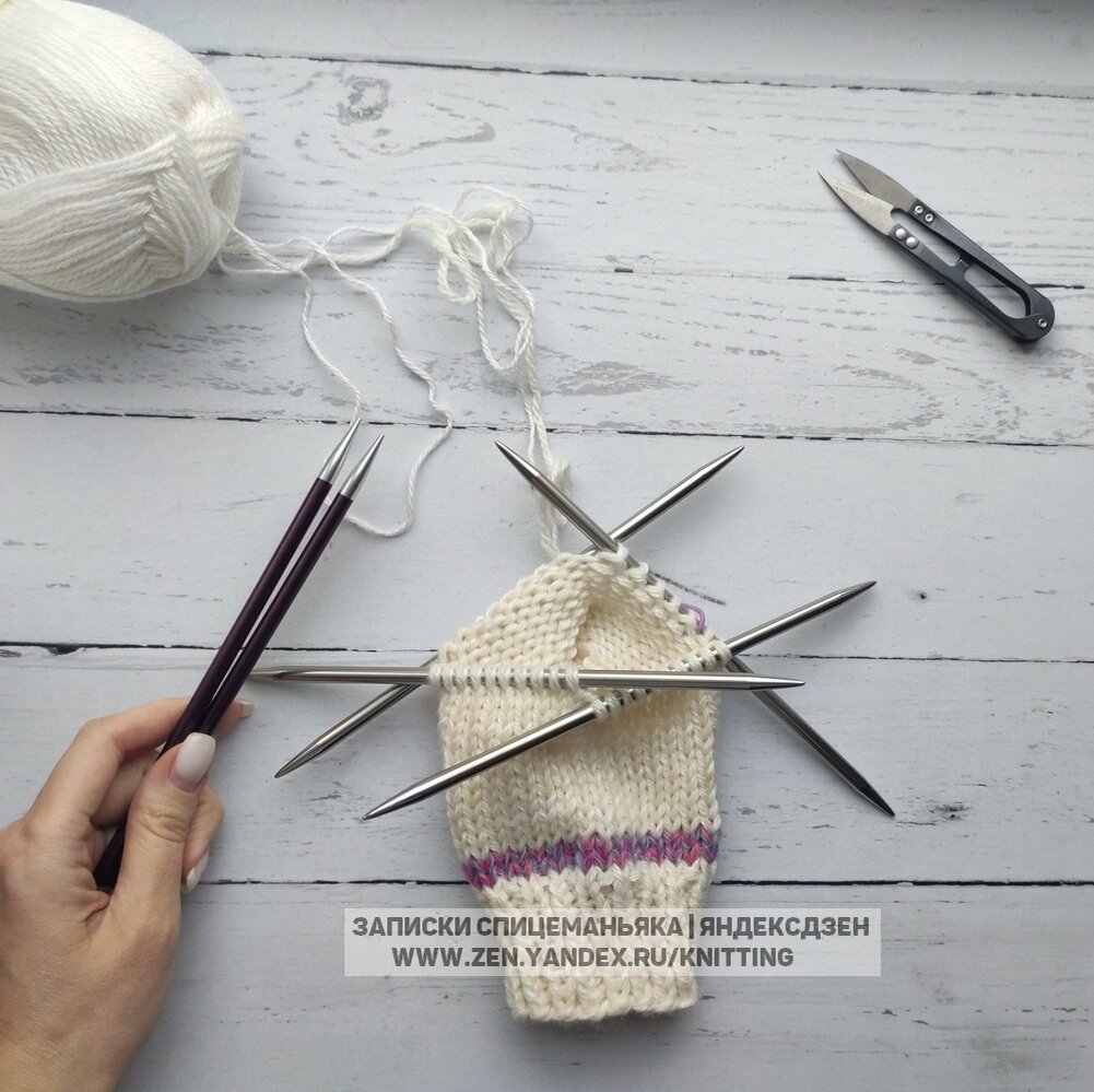 Начало убавочных рядов, в руке - маркерные спицы. Листайте :)