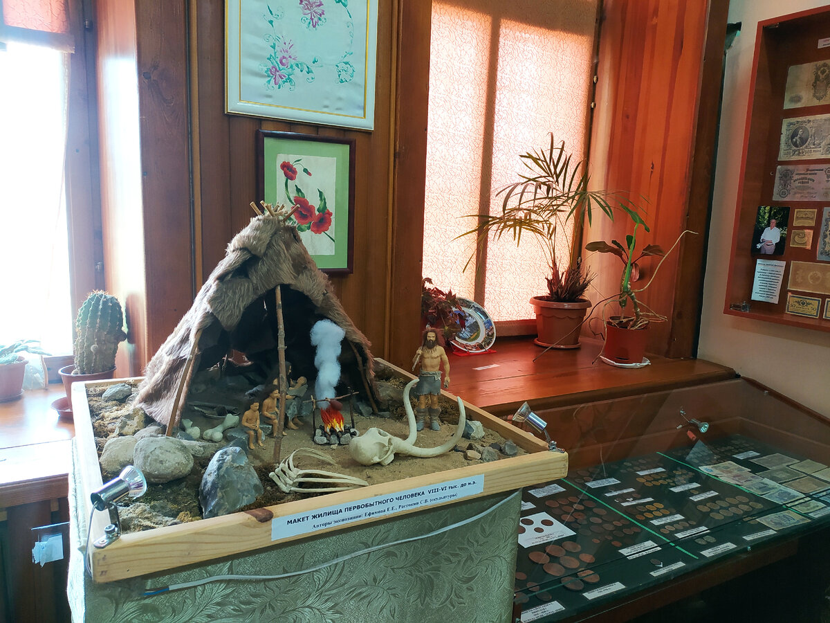 Макет жилища первобытного человека (фото автора). Листайте далее.