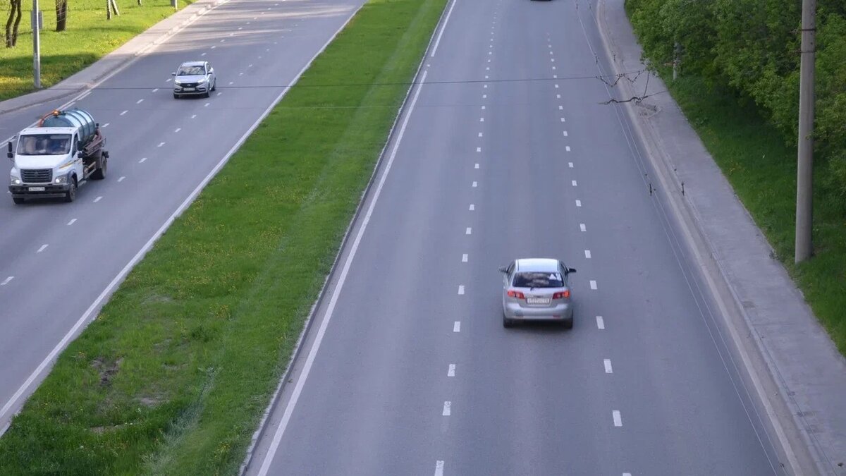     «Автодор» в июле 2023 года планирует поднять тарифы на проезд по платным трассам. Об этом стало известно РБК от председателя правления госкомпании Вячеслава Петушенко.