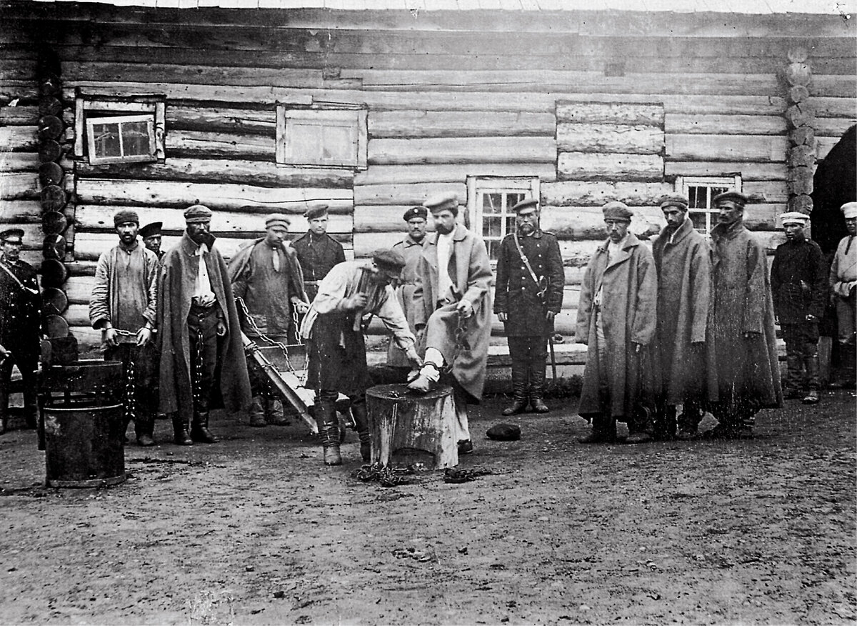 Годов ссылка. Антон Павлович Чехов Сахалин. 1890 Год Сахалин Чехов. Антон Чехов на Сахалине. Сахалин 19 век каторжане в кандалах.