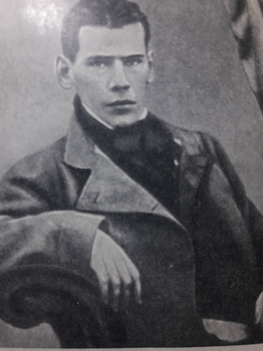 Лев Николаевич Толстой. 1849 г. Фото из книги. 