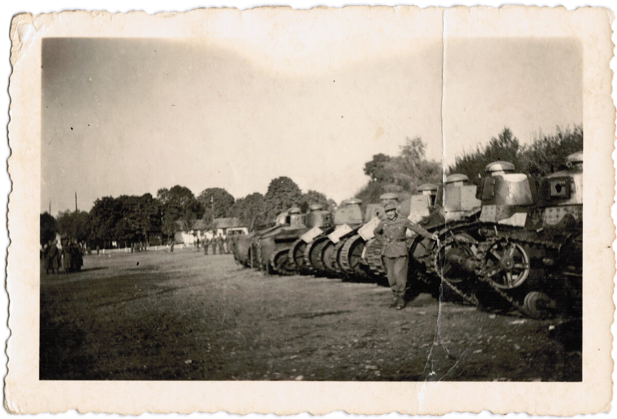 Захваченные в учебной школе танки FT, крайний справа RV (Renault-Vickers)/Renault wz.32 с гусеничным ходом по типу Виккерс.Фото https://forum.odkrywca.pl/topic/712117-zdjęcia-renault-ft-17---cziii/page/6/