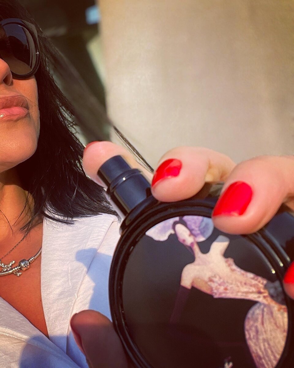 Начало развития парфюмерии принято связывать с Древним Египтом (никто почему-то не вспоминает приматов, которые использовали сок растений для отпугивания насекомых и защиты от хищников). Тогда основной областью применения благовоний были религиозные ритуалы. Хотя известно, что Нефертити пользовалась масляными духами на основе эфирных масел и смол. Их создавали специально для нее.

В Древнем Риме принимали ванны со смесью эфирных масел и даже мазали ими свое оружие (и не только оружие…). Во времена раннего христианства парфюмерия ограничивалась применением смол в религиозных обрядах, а во времена Средневековья стала развиваться снова. В XIII веке крестоносцы завезли духи из Европы на Ближний Восток, где теперь уже восточная парфюмерия стала развиваться по собственному пути.