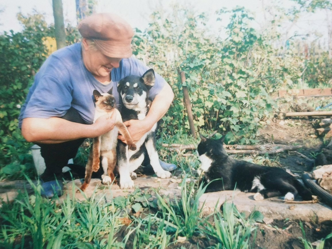 Мама с маленькой Гердой,  кошкой и с Маркизом(черно-белый)2004год.