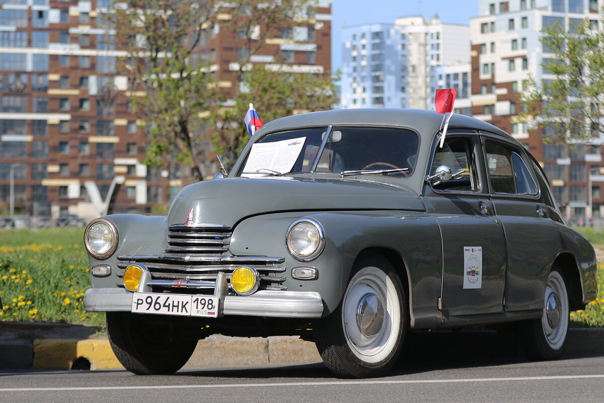 на Морской набережной происходит сбор участников ретропарада