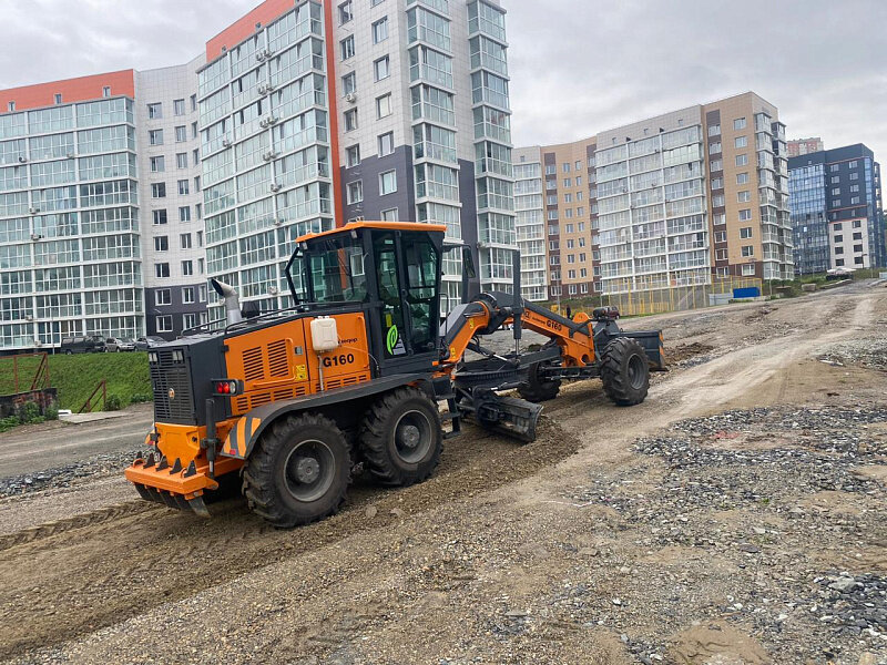 Спецтехника грейдеруют дороги на Патрокле. Владивосток