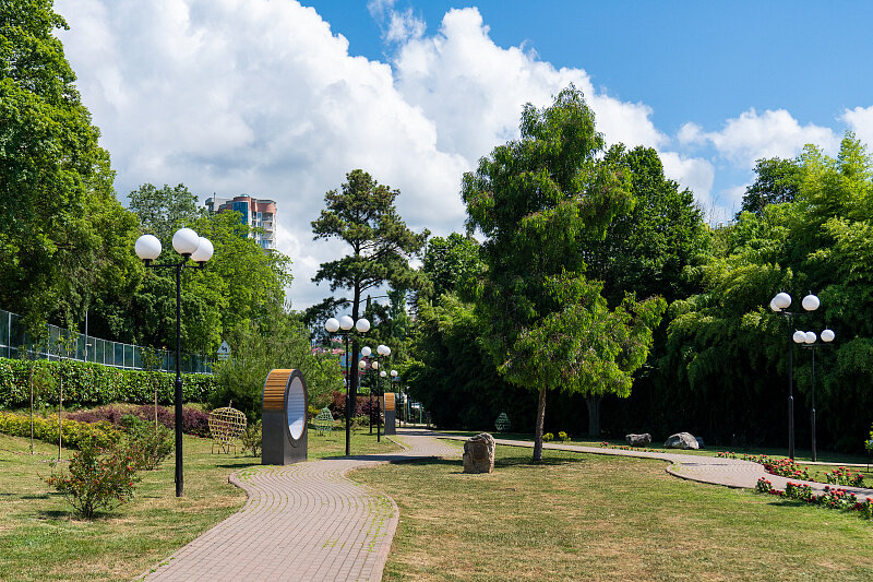 На площади около 800 квадратных метров обустраивают большую многофункциональную территорию