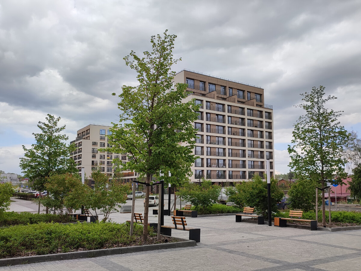 Это дома второй линии. На верхних этажах видно терассы, а ниже даже балконов нет