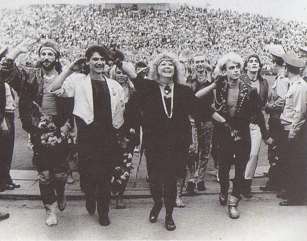 Слух, что Тальков посвятил песню "Звезда" Пугачёвой, подтвердила в разговоре со мной Татьяна Талькова. Что тут скажешь? Умели раньше люди красиво отношения выяснять. Не то что сейчас...