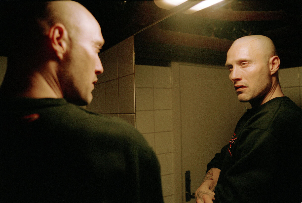 Мадс миккельсен лысый. Мадс миккельсен в молодости фильм лысый. Мадс миккельсен 2021. Мадс миккельсен 2021. Мадс миккельсен тони.