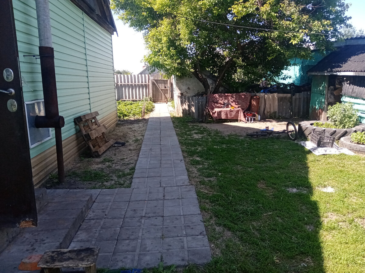 травку повыщипывала между плит