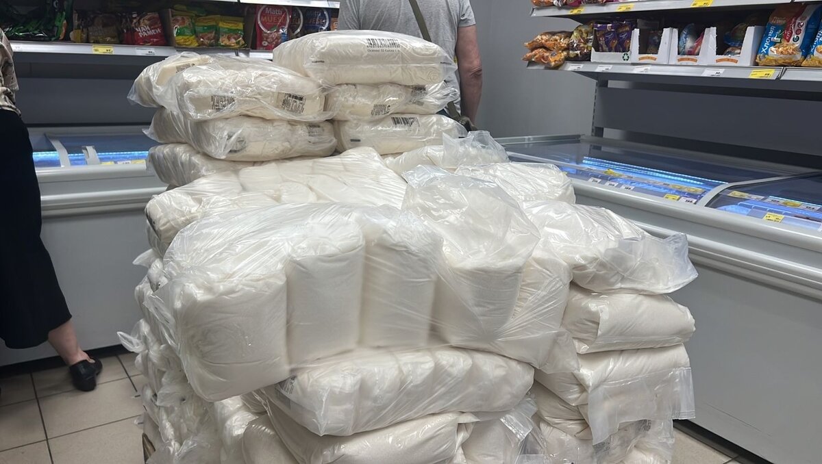     В магазинах Ростова-на-Дону нет дефицита социально значимых продуктов, а также продуктов длительного хранения и туалетной бумаги, об этом сообщила собственный корреспондент RostovGazeta.