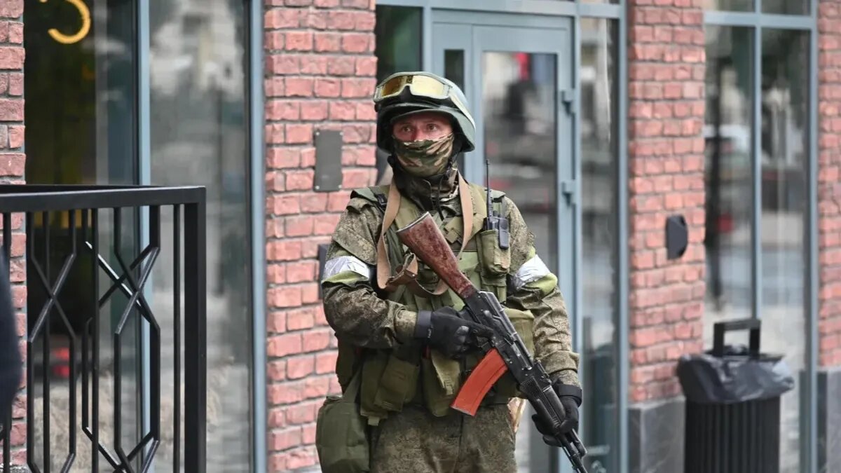 Боец ЧВК «Вагнер» стоит в карауле на улице возле штаба Южного военного округа в Ростове-на-Дону, Россия, 24 июня 2023 года. Фото: Стрингер/Рейтер