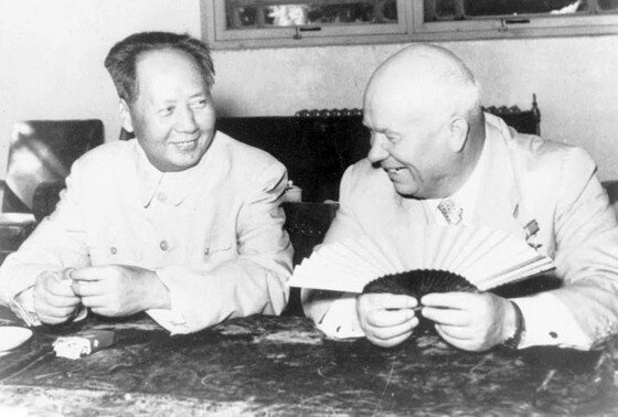    Мао Цзэдун и Никита Хрущев во время визита российского лидера в Пекин в 1957 году