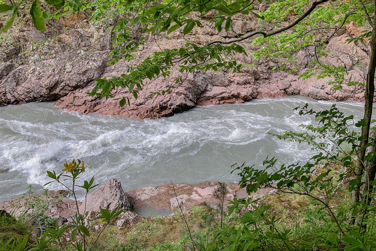фото рек в белой комнате. исчезнувшая река белая.